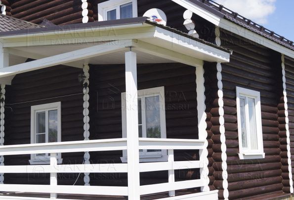 Покраска и покрытие антисептиком дома из бревна