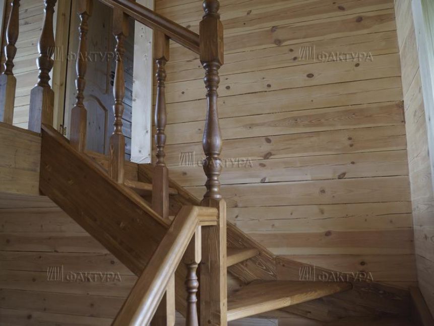 Лестница с перилами - фото дома из бруса после отделки