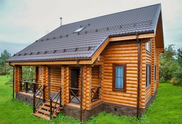 Дом из бревна с крыльцом