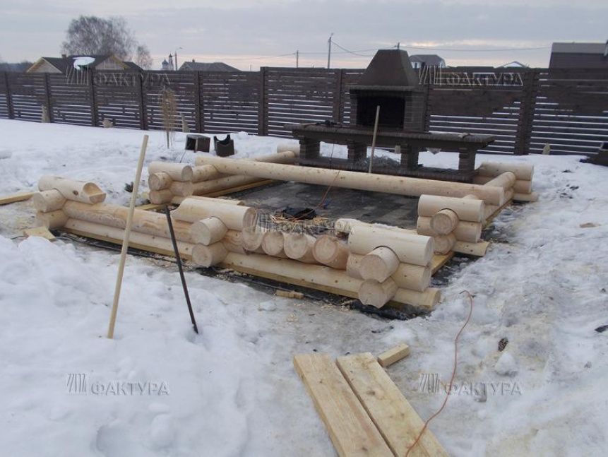 Сборка стен из бревна на готовом фундаменте