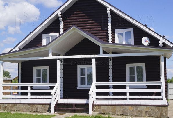 Объемное крыльцо в бревенчатом доме