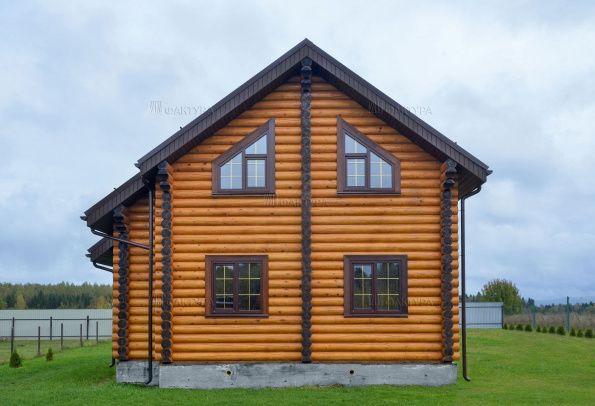 Двухэтажный дом из бревна, вид сзади