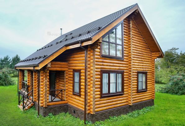 Бревенчатый дом с большими окнами
