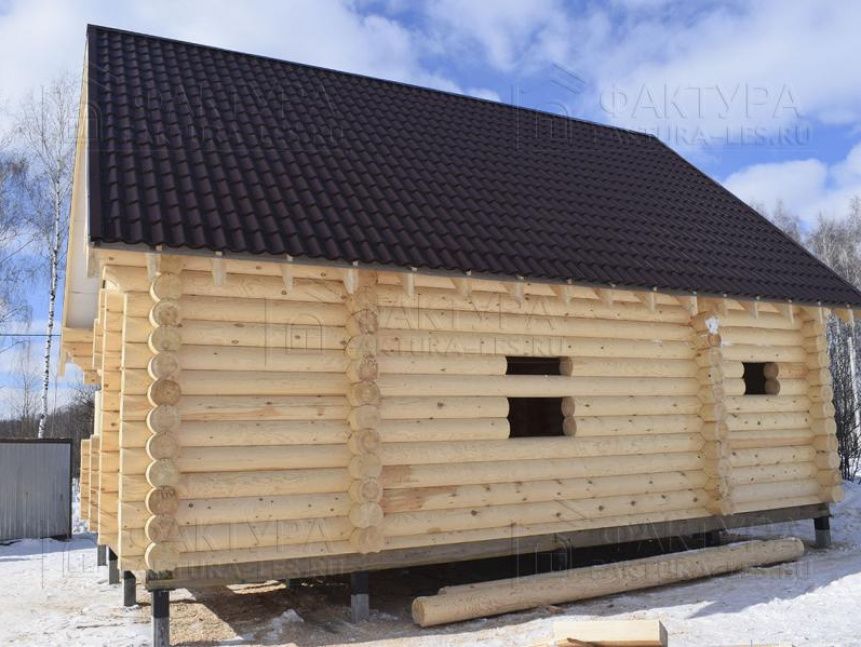 Готовый дом из бревна - вид сбоку