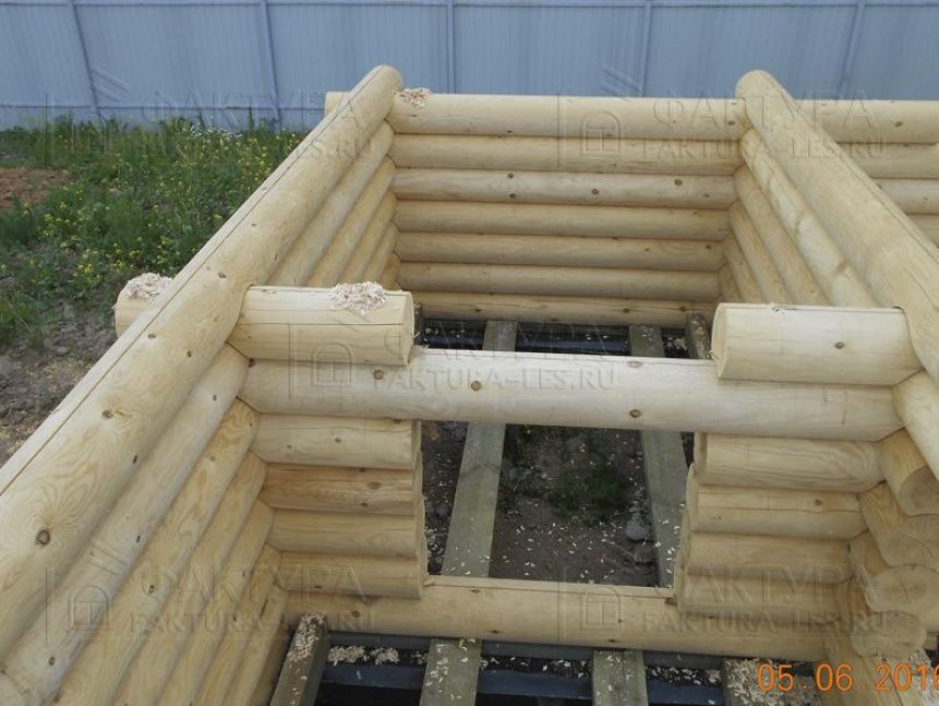 Сборка стен из бревна - строительство бани по проекту Б-29