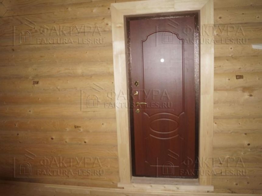 Входная дверь в доме из бревна - проект в г. Лобня