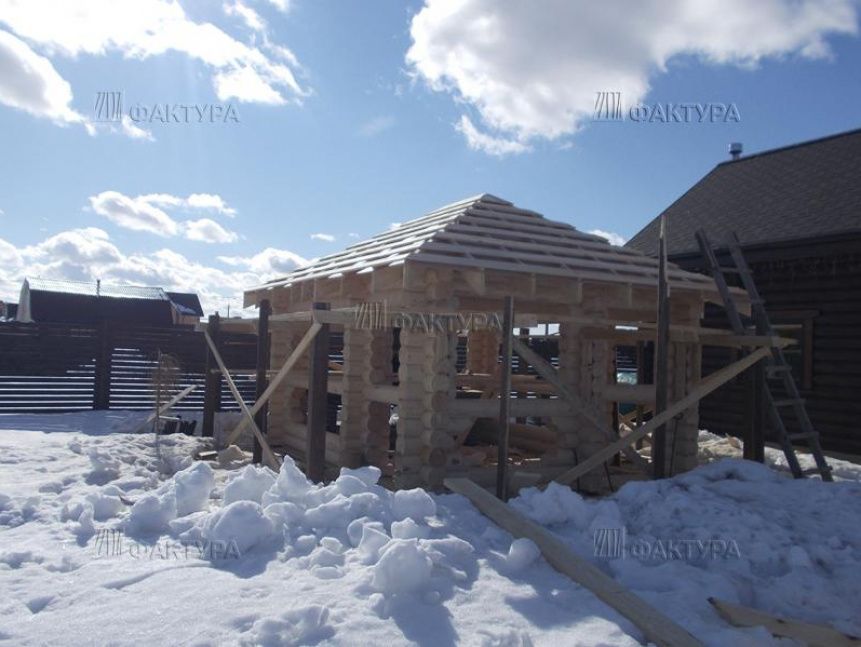 Малогабаритная беседка из бревна по индивидуальному проекту 