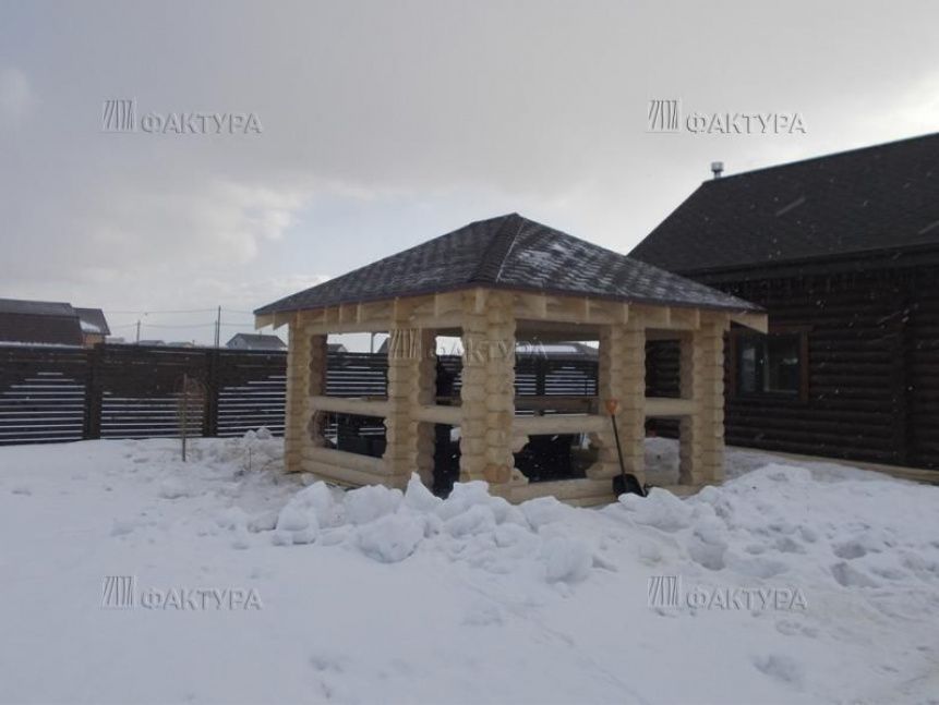 Теплая и уютная беседка из бревна по индивидуальному проекту