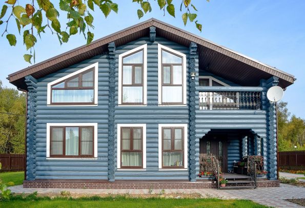 Дом из бревна, вид спереди