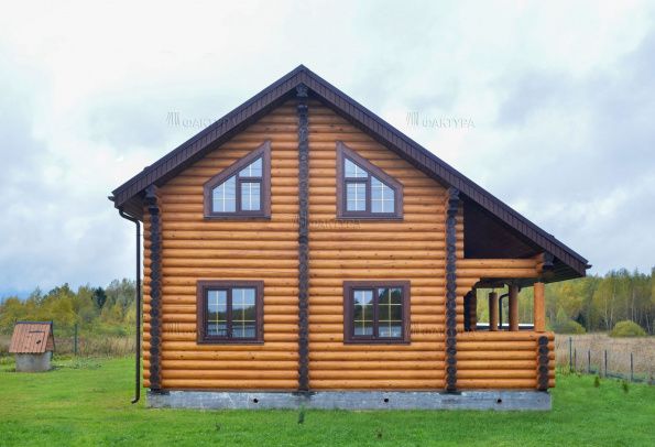 Двухэтажный дом из бревна, вид спереди