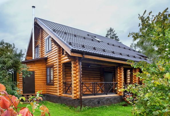 Крыльцо бревенчатого дома