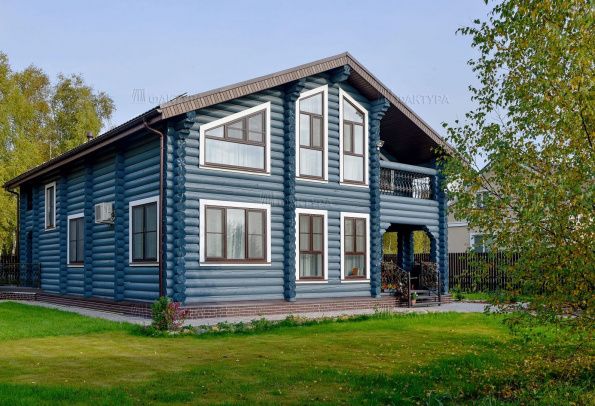 Дом из бревна, вид слева