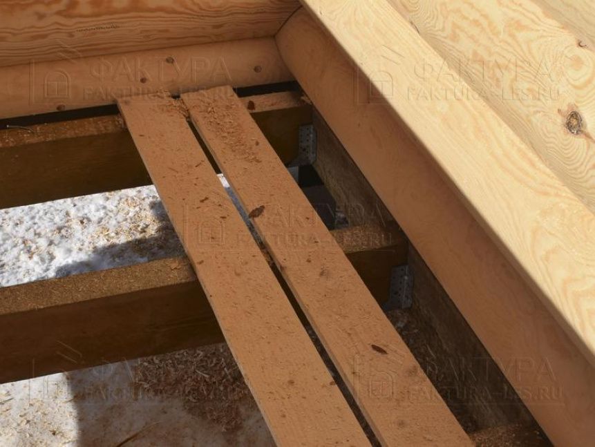 Монтаж основания пола в доме из бревна